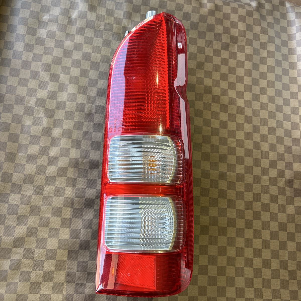 ハイエース　200系 純正テールライト　運転席側